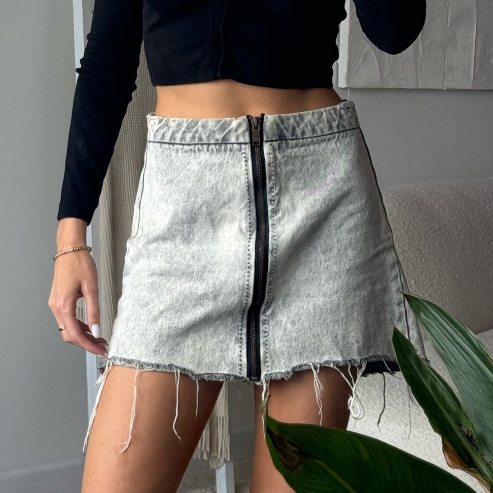 One x oneteaspoon grey zip up denim acid wash mini skirt size 25